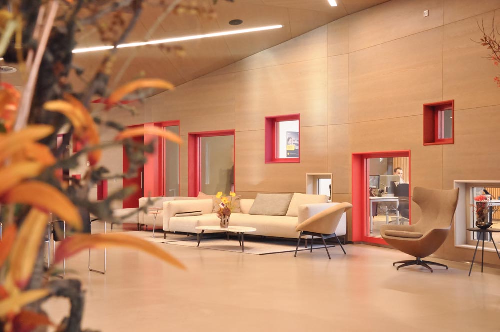 Warm houten interieur met karakteristieke rode kozijnen