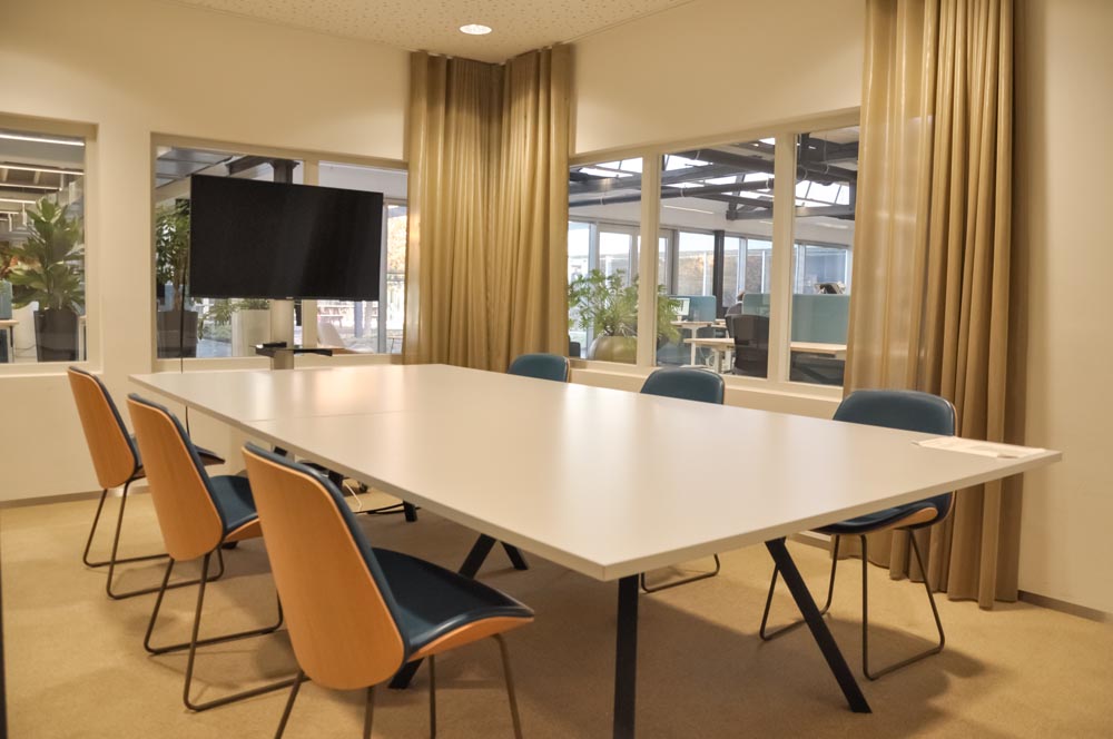 Vergaderruimte met grote tafel