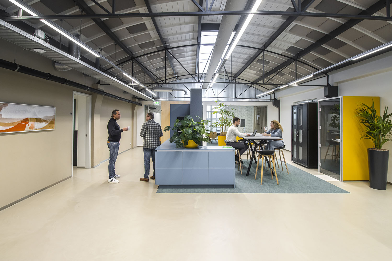 De open hal met het stalen fabrieksdak