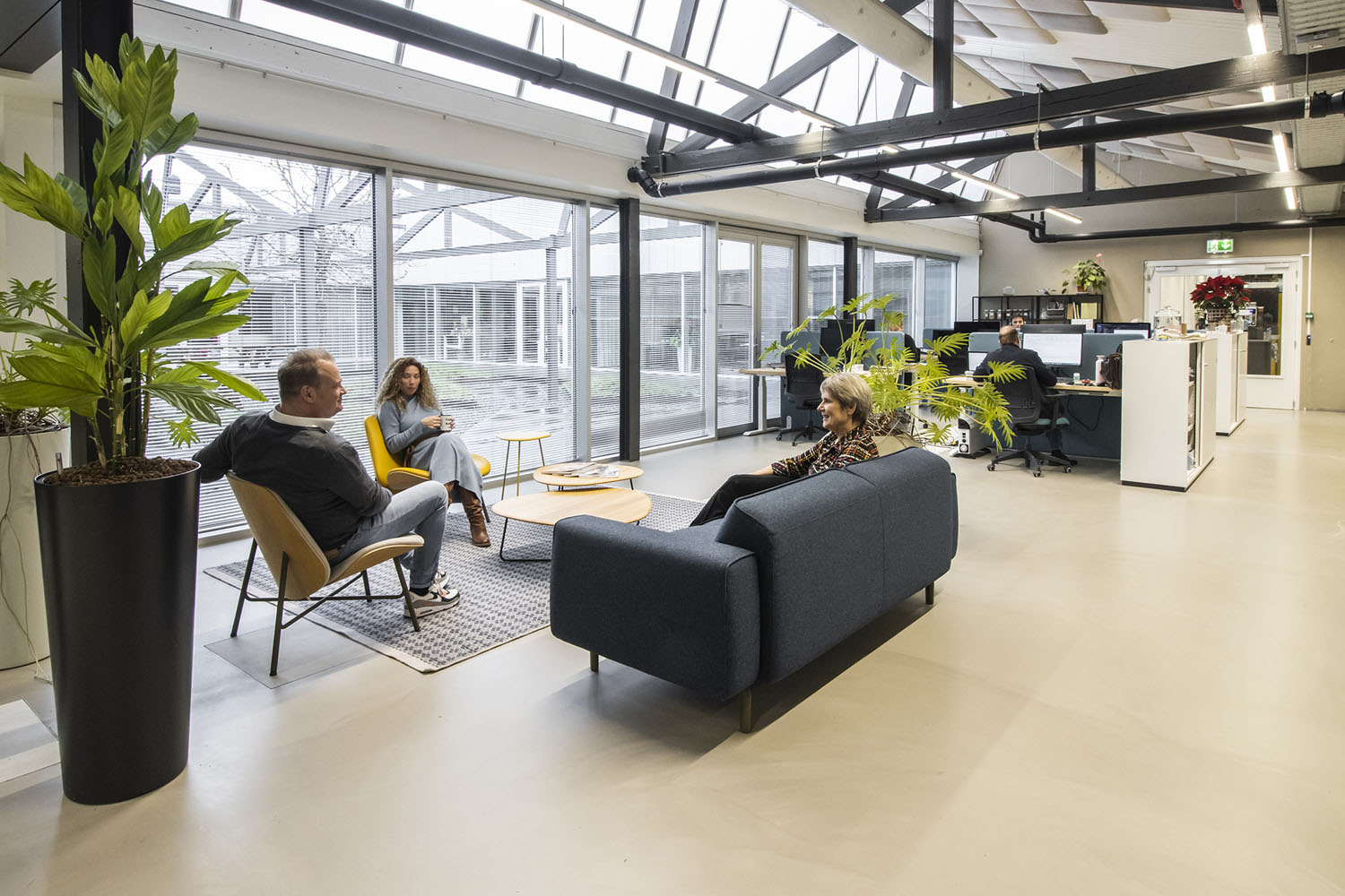 Huurders in gesprek in de lounge